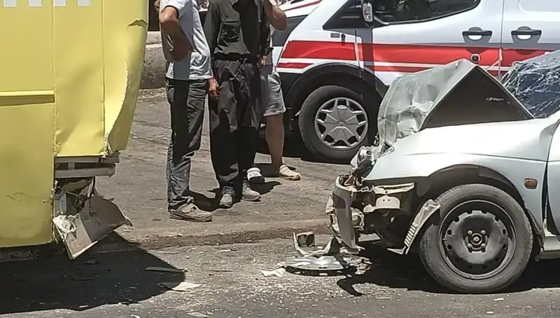 Halk Otobüsü ve Otomobil Çarpıştı: İki Kişi Yaralandı