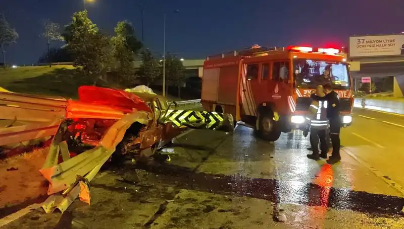 Bariyer Otomobile Saplandı, Sürücü Hayati Tehlike ile Karşı Karşıya