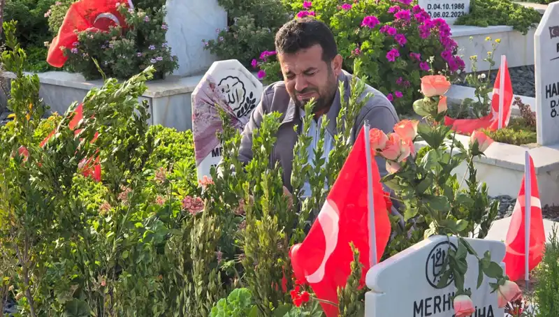 Deprem Şehitliğinde Duygusal Bir Bayram: Hatıralar ve Vefa