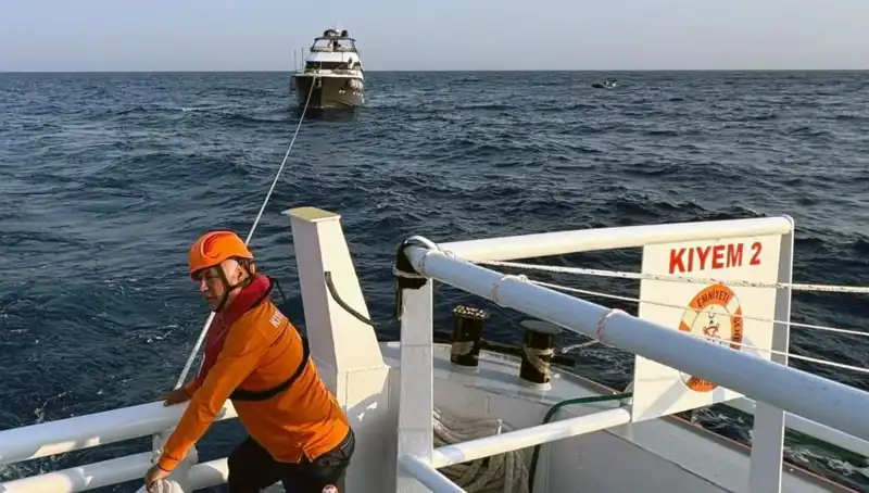 Marmaris Açıklarında Sürüklenen Tekne Tüm Ekibin Hayatını Kurtardı!