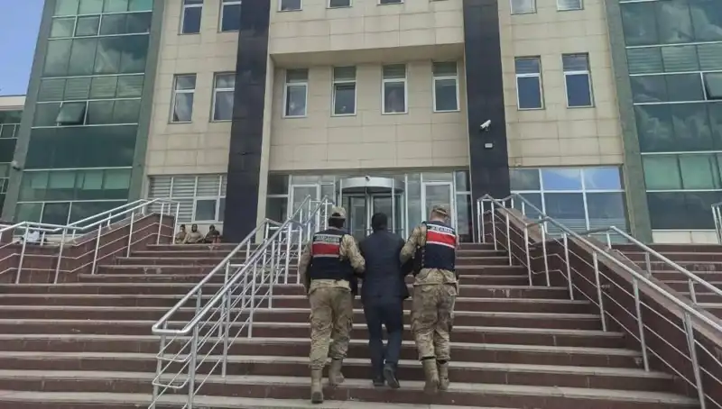 Hapis Cezasıyla Aranan Şahıs, Saklandığı Adreste Polisin Kötü Şansı Oldu!