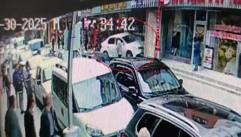 Alkollü Sürücü Mağazayı Bastı: İki Çocuk Son Anda Kurtuldu