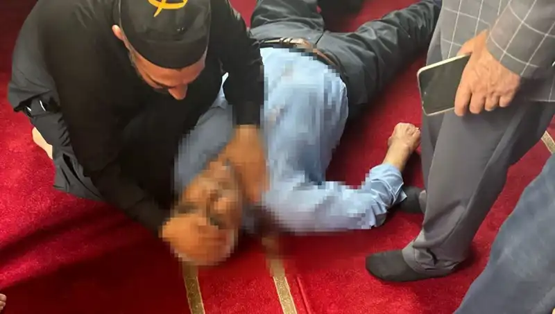 Camide Namaz Kılarken Bıçaklanan Cemaat Üyesi Hayat Mücadelesi Veriyor