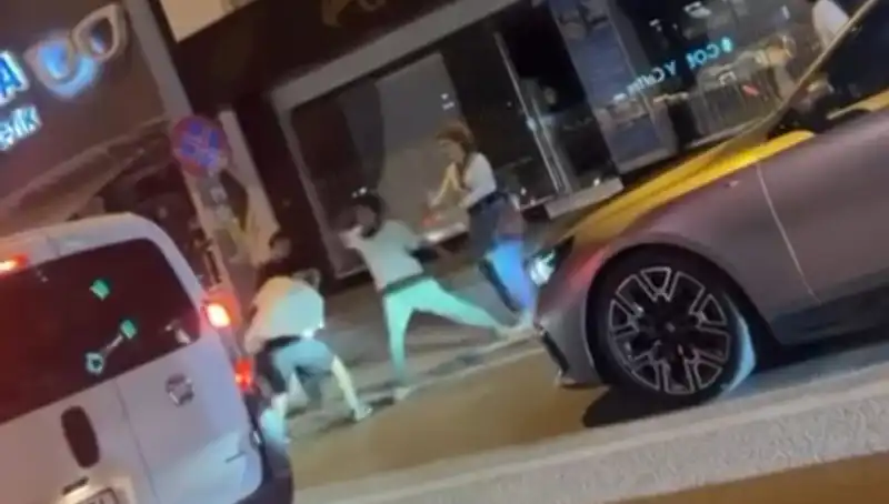Cadde Boks Ringine Dönüştü: Tarihi Yumruklar Havada Uçuştu!