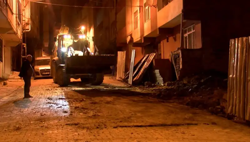 Bağcılar'da Yana Yana Eğilen Bina Neden Boşaltıldı?