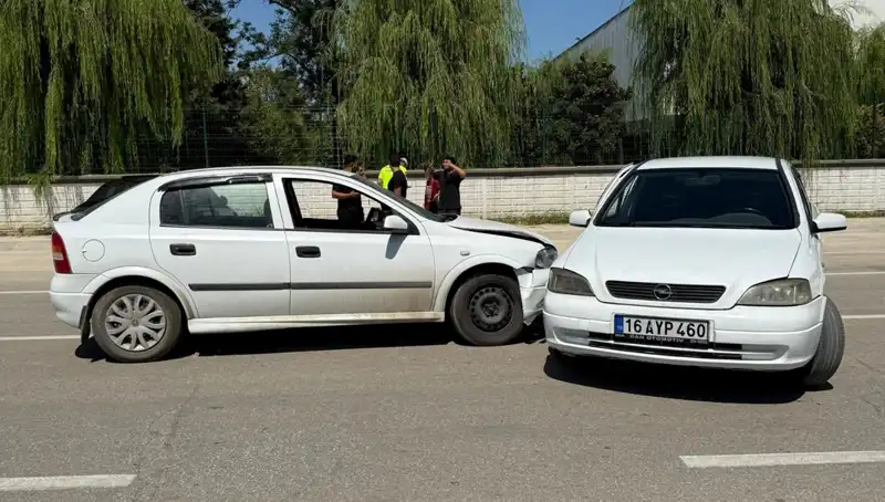 İki Otomobilin Çarpıştığı Kaza: İki Yaralı Hastaneye Kaldırıldı