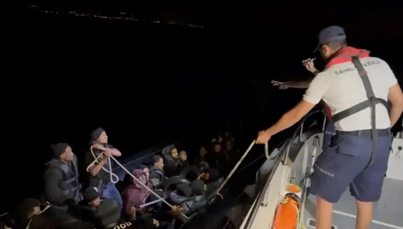 Çeşme'de Denizde Sürüklenen 42 Kaçak Göçmen Dramı: Kurtarma Operasyonu Başarıyla Tamamlandı