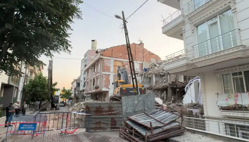 Yıkım Tüm Hızıyla Devam Ederken Elektrik Kabloları Koptu! İki Sokak Karanlıkta Kaldı