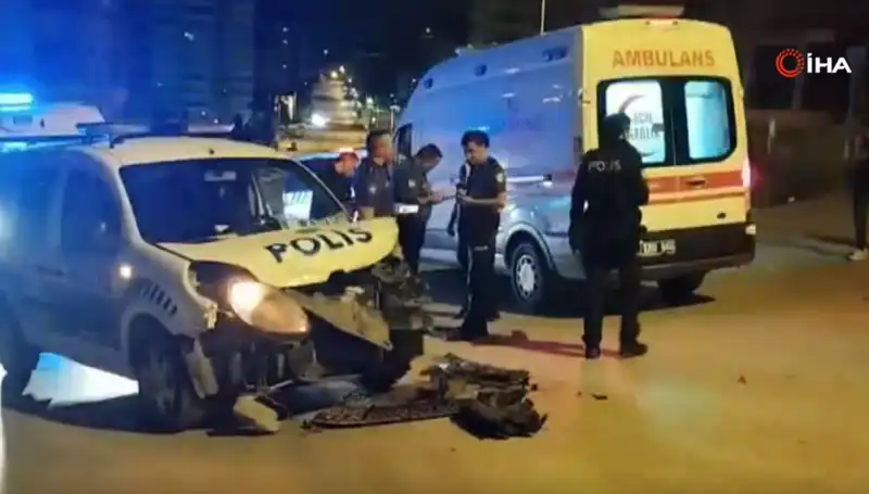 Ankara'da Trafik Kazası: Hafif Ticari Araç ile Polis Aracı Çarpıştı