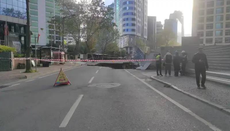 Sarıyer’de Yol Çökmesi: Cadde Kapandı, Sürücüler Zor Anlar Yaşıyor