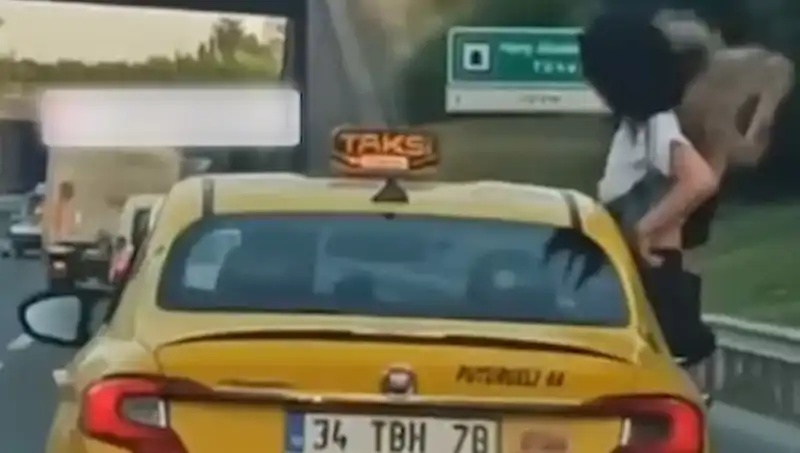 TEM Otoyolu'nda Taksinin Camından SRK’layan İki Genç Şok Etti