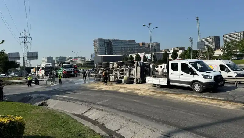 D-100 Yan Yolda Beton Mikseri Devrildi: Kaza Nedeniyle Trafik Durma Noktasına Geldi