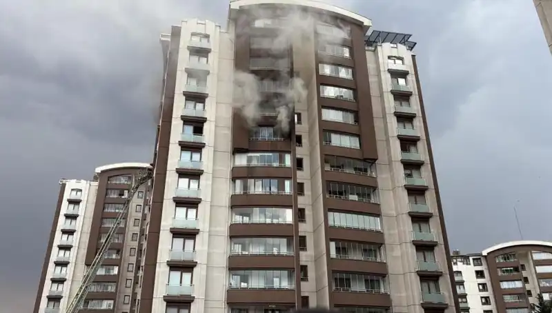 Ankara'da 14 Katlı Binada Yangın: Can Pazarı Anları!