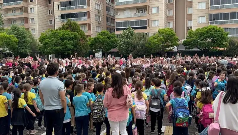 Öğrencilerden Annelerini Ağlatan Duygusal Sürpriz: Sevgilerini Göstermenin Yolu