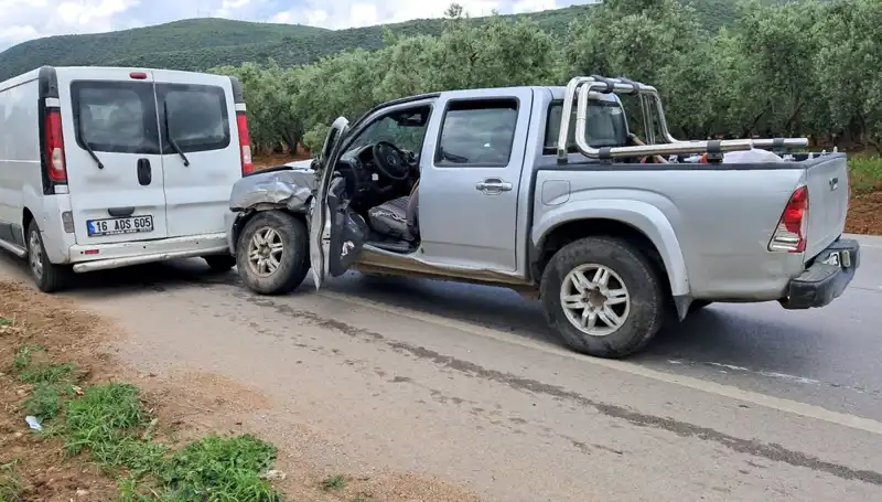 Bursa'da Minibüs ve Kamyonet Çarpıştı: Kazada İki Kişi Yaralandı