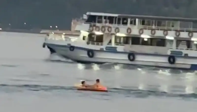 Sarıyer Sahilinde İki Çocuğun Denize Botla Açılma Macerası