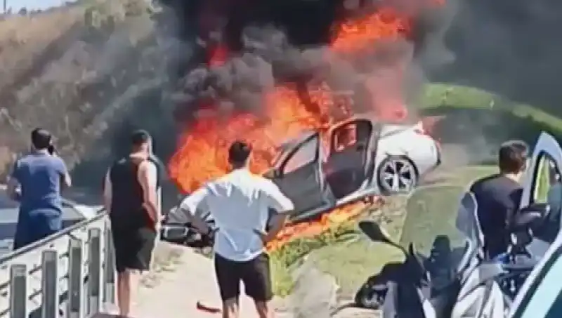 TEM Otoyolu’nda Korkunç Kaza: Otomobil Yangın Çıkarak Küle Döndü!