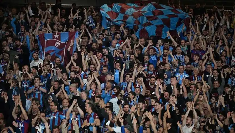 Trabzonspor-Galatasaray Maçının Biletleri Hızla Tükeniyor, Sahada Büyük Rekabet!