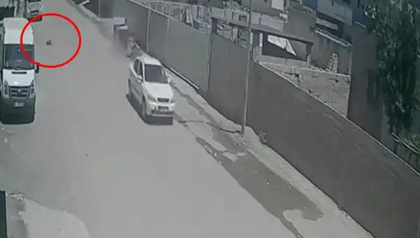 Otomobil, Küçük Çocuğa Çarparak Olay Yerinden Kaçtı: Sürükleyici Detaylar