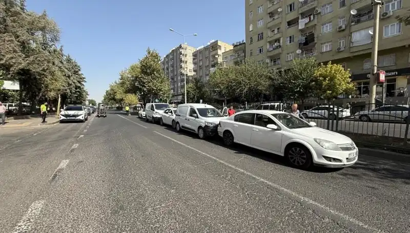 Diyarbakır'da Feci Kaza: 5 Araç Birbirine Girdi, Can Kaybı Olmadı!