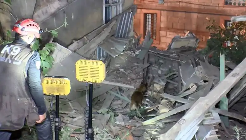 İstanbul'da Deprem Sonrası Bina Çökmeleri Artıyor: Tehlike Alarmı