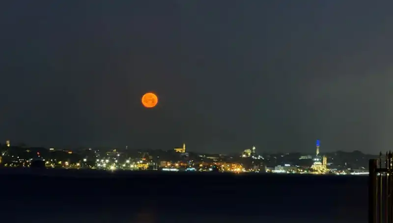 Çilek Dolunayı İstanbul'u Büyüledi: Göz Alıcı Manzaralar