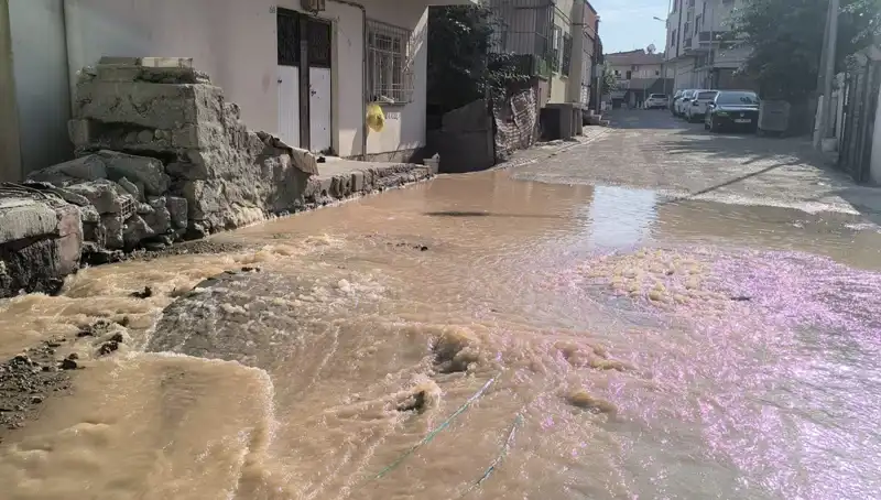 İlçede İçme Suyu Hattı Patladı: Çarşı Etrafta Sular Altında Kaldı