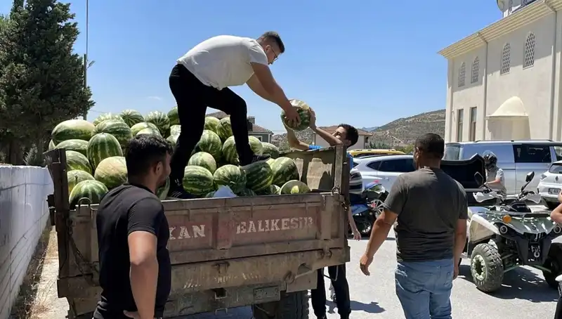 Türkiye'de Bir Girişimci Tonlarca Karpuzu Ücretsiz Dağıttı: Neden?