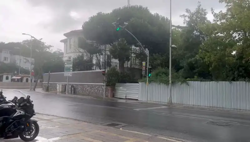 İstanbul'da Sağanak Yağmur Hayatı Olumsuz Etkiliyor: Neler Oluyor?