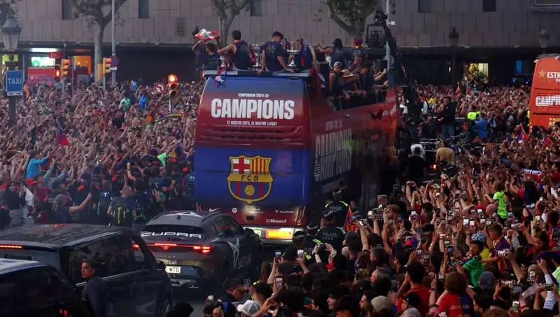 Barcelona Futbolcuları Taraftarlarıyla Buluştu: Coşku Doruğa Ulaştı!