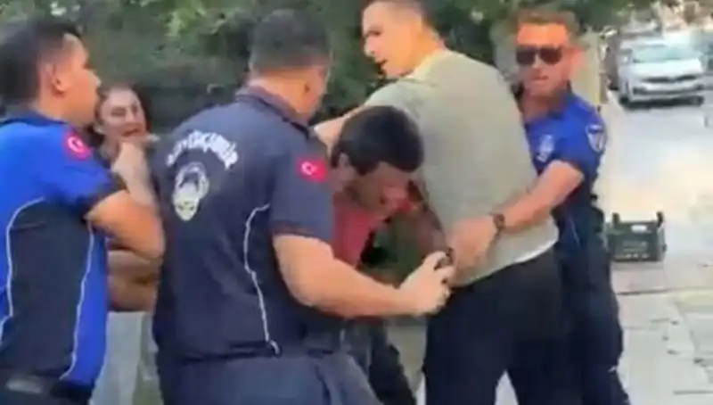 Seyyar Satıcıya Sokakta Zabıta Tarafından Şoke Eden Dayak Olayı