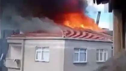 Bağcılar’da Beş Katlı Bina Yangını: Alevler Çatıyı Sardı, Vatandaşlar Panik İçinde