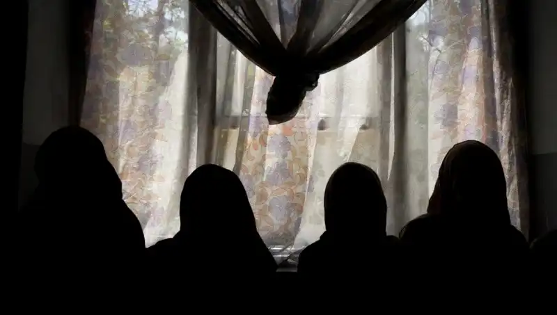 Taliban, Kadın Yazarların Eserlerine Yasağı Genişletiyor!