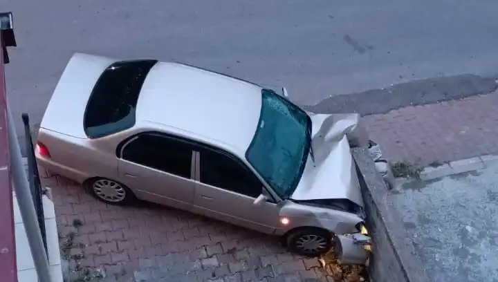 Kontrolü Kaybeden Araç Duvara Çarptı: Kaza Sonrası Yaşananlar