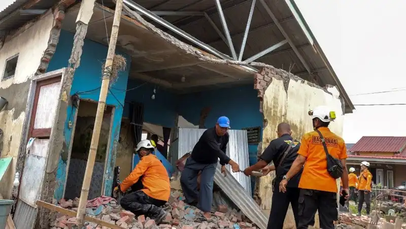 Endonezya'da Şiddetli Deprem: 8 Ev Yıkıldı ve Çoğu Zarar Gördü