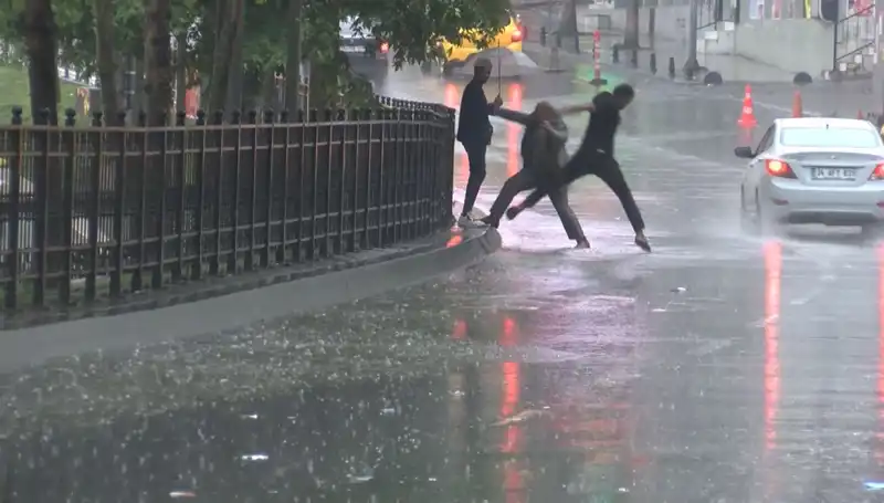 İstanbul ve İzmir'de Meteorolojiden Turuncu Kodlu Alarm: Neler Olacak?