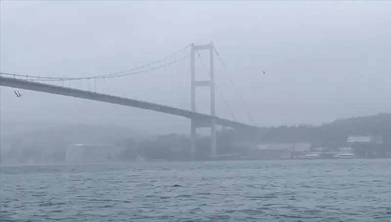İstanbul Boğazı'nda Sis Nedeniyle Gemi Trafiği Durma Noktasına Geldi