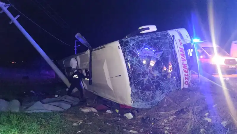 Van'da Yolcu Otobüsü Devrildi: 28 Yaralı, Kaza Anı Korkuttu!