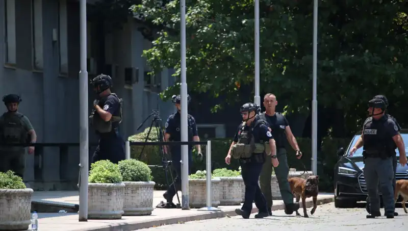Kosova Meclisi'nde Dehşet Anları: Bomba İhbarı Panik Yarattı