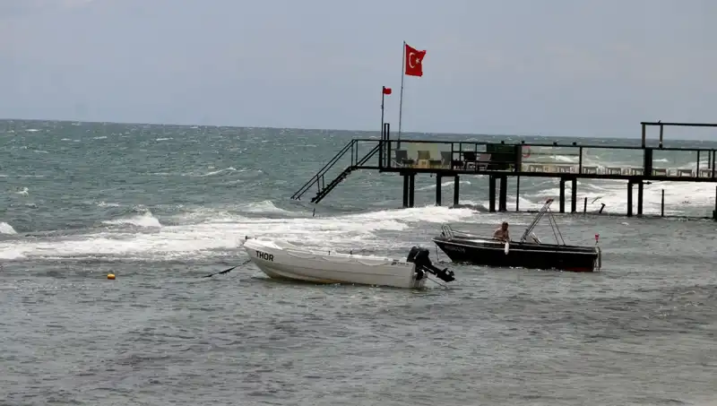 Poyraz Fırtınası Denizde Tehlike Yaratıyor: Girişler Yasaklandı!