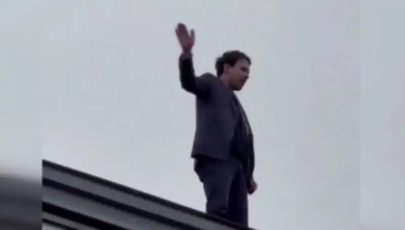 Milletvekili, Meclis Çatısına Çıktı: Gerilim Doruğa Ulaştı!