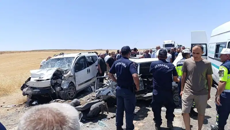 Türkiye'de Otomobil ile Hafif Ticari Araç Çarpıştı: 4 Kişi Hayatını Kaybetti