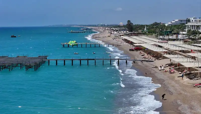 Antalya Sahillerinde Güneşli Hava: Tatilcilerin Yeni Cenneti