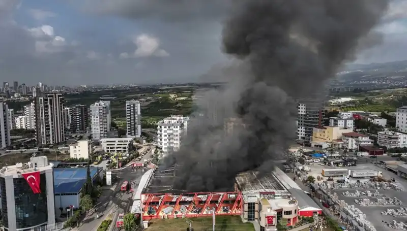 Mersin'deki Fabrika Yangını, TOMA ile Müdahale Edildi