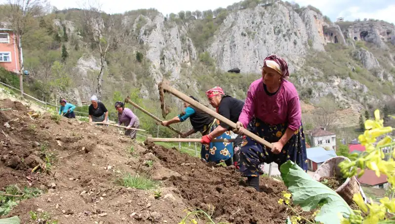 Zorlu Mesainin Başlangıcı: Sepetler ve Kazmalarla Çalışanlar Sahada