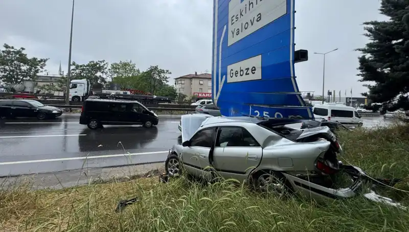 Trafik Levhasına Çarpan Araçta Şok Olay: Sadece Bir Yaralı!