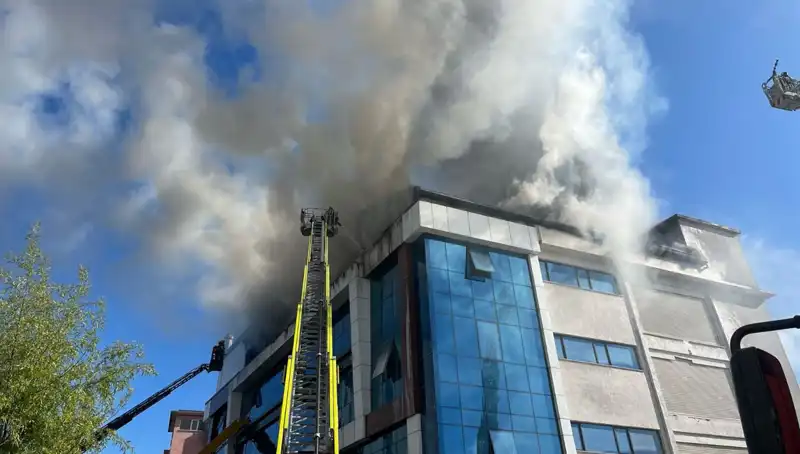 Esenyurt'ta Tekstil Atölyesinde Çıkan Yangın Korkuttu: Can Kaybı Olmadı