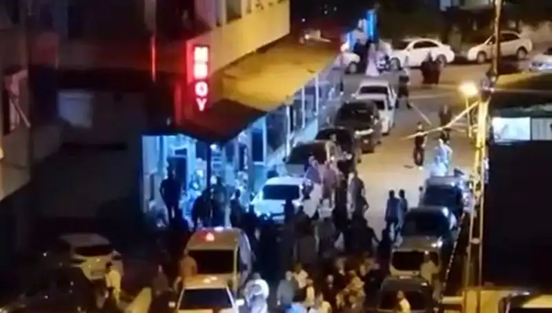 Düğün Sonrası Ortalık Karıştı: Araçla Kalabalığa Daldı!
