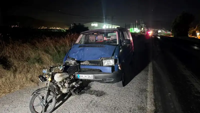 Söke'de Minibüs Motosiklete Çarptı: 3 Kişi Yaralandı
