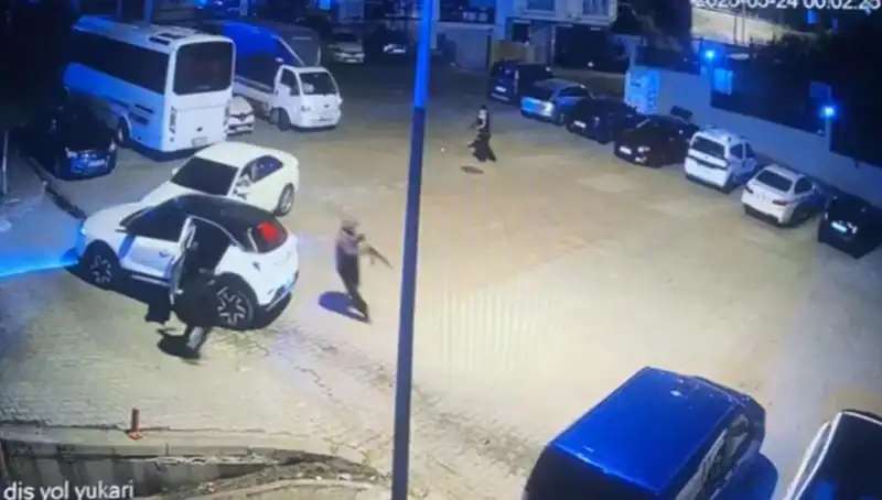 Kağıthane'de Kalaşnikoflu Saldırı: Maskeli Kişiler Sokaklarda Dehşet Saçtı